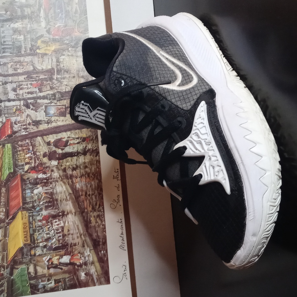 NIKE KYRIE 4 LOW TB BLACK WOLF SNEAKERS